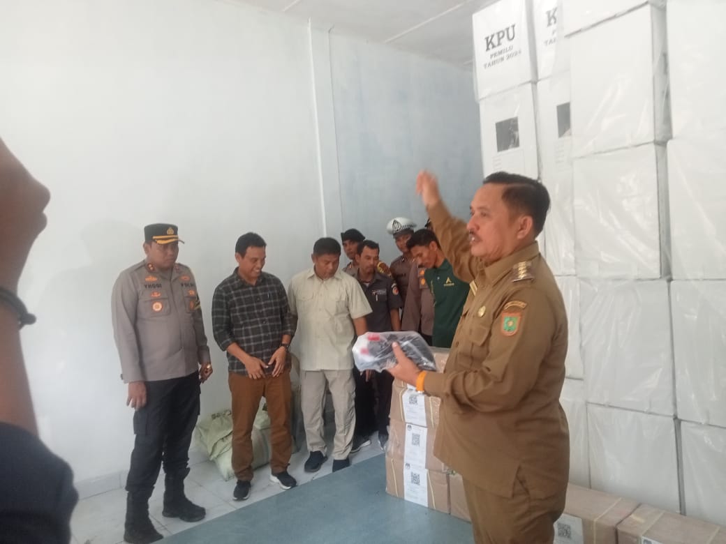 Foto : Walikota Subulussalam, H. Affan Alfian Bintang saat melihat langsung Gudang logistik KIP Subulussalam