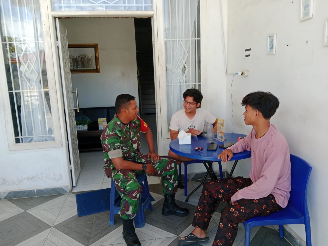 Foto : Serda Sarlin Sibagariang saat saat melakukan Komunikasi Sosial (Komsos) dengan warga Kelurahan Pandan Wangi, Kecamatan Pandan.