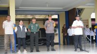 Foto : Pj Bupati Tapanuli Tengah, Dr. Sugeng Riyanta saat menyampaikan atahan saat memimpin Apel Gabungan Netralitas ASNPJ dan Non ASN di Lapangan GOR Pandan, Pada Rabu (17/01/24).