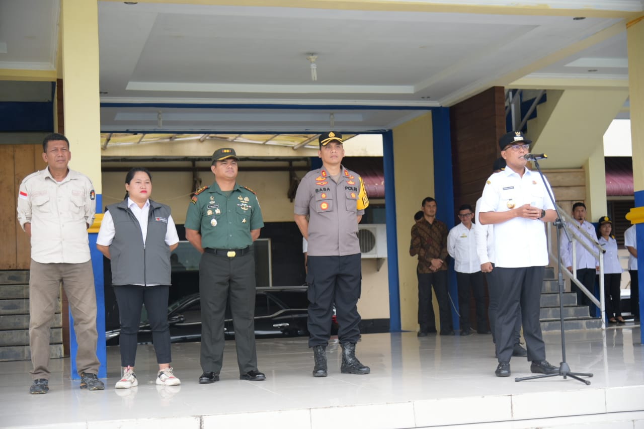 Foto : Pj Bupati Tapanuli Tengah, Dr. Sugeng Riyanta saat menyampaikan atahan saat memimpin Apel Gabungan Netralitas ASNPJ dan Non ASN di Lapangan GOR Pandan, Pada Rabu (17/01/24).
