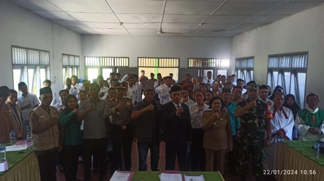 Foto : Komisioner Bawaslu Tapanuli Tengah foto bersama dengan para PTPS usai pelantikan