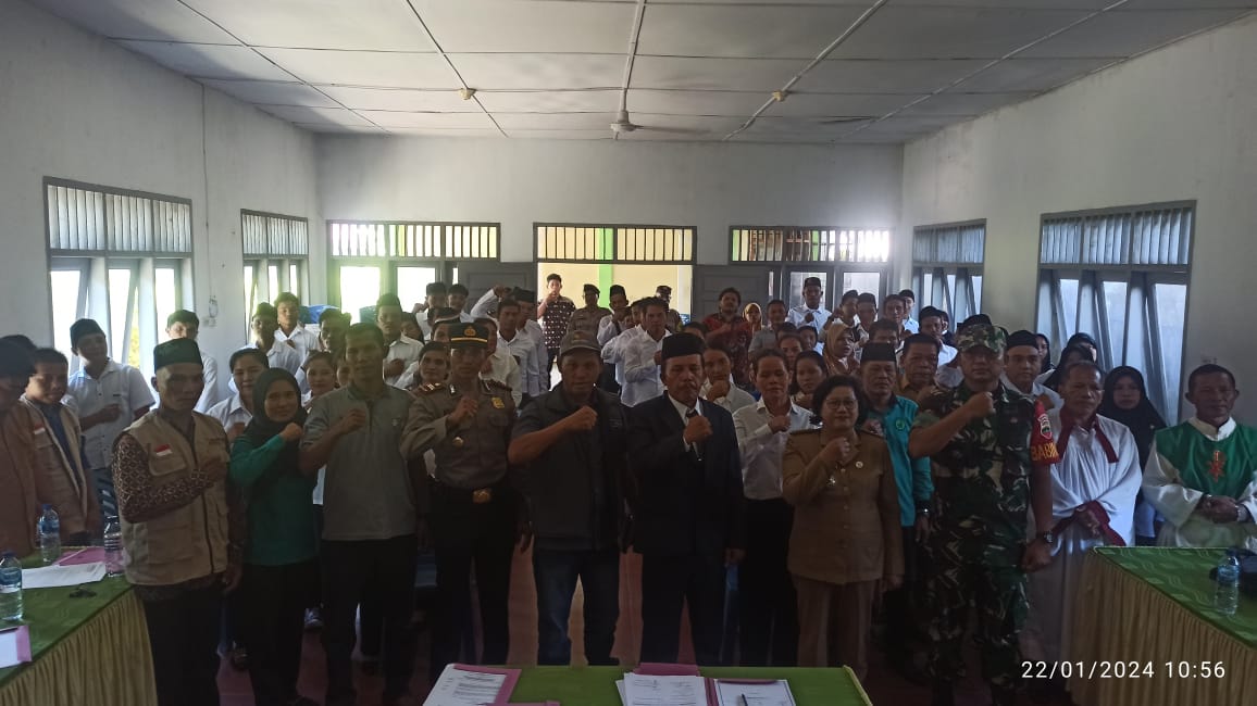 Foto : Komisioner Bawaslu Tapanuli Tengah foto bersama dengan para PTPS usai pelantikan