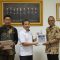 Foto : Pj Bupati Tapanuli Tengah, Dr. Sugeng Riyanta saat menerima hasil laporan pemeriksaan Kepatuhan atas belanja daerah tahun anggran 2023 di Kantor Auditorium BPK Perwakilan Sumatra Utara pada hari Senin (29/1/24).