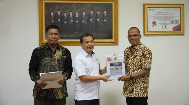 Foto : Pj Bupati Tapanuli Tengah, Dr. Sugeng Riyanta saat menerima hasil laporan pemeriksaan Kepatuhan atas belanja daerah tahun anggran 2023 di Kantor Auditorium BPK Perwakilan Sumatra Utara pada hari Senin (29/1/24).