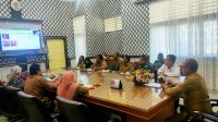 Foto : Pj Bupati Tapanuli Tengah (Tapteng), Dr. Sugeng Riyanta, SH., MH bersama Tim Pengendalian Inflasi Daerah (TPID) saat mengikuti Rapat Koordinasi (Rakor) Pengendalian Inflasi Daerah  secara virtual melalui Zoom Meeting di Ruang Rapat Garuda Kantor Bupati Tapteng, Senin (29/1/2024).