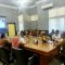 Foto : Pj Bupati Tapanuli Tengah (Tapteng), Dr. Sugeng Riyanta, SH., MH bersama Tim Pengendalian Inflasi Daerah (TPID) saat mengikuti Rapat Koordinasi (Rakor) Pengendalian Inflasi Daerah  secara virtual melalui Zoom Meeting di Ruang Rapat Garuda Kantor Bupati Tapteng, Senin (29/1/2024).