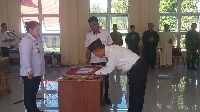 Foto : Penandatanganan pelantikan Kepala Lingkungan Kecamatan Sibolga Utara