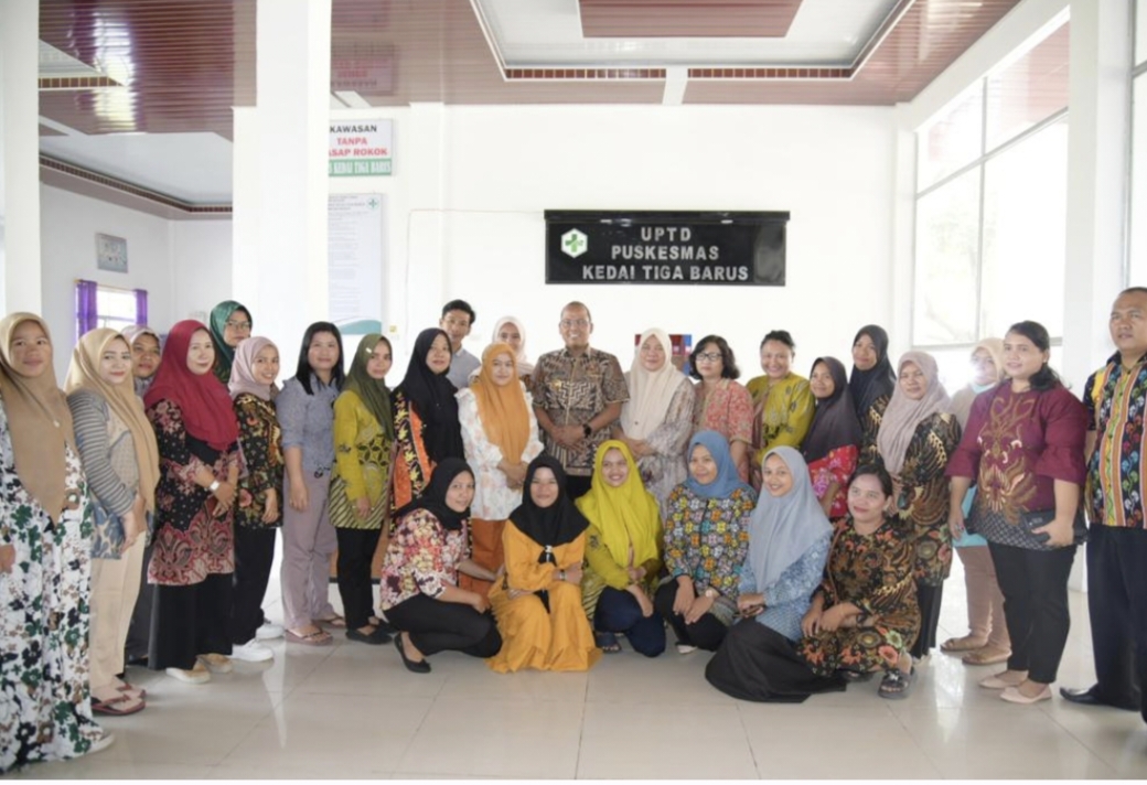 Foto : Pj Bupati Tapanuli Tengah, Dr. Sugeng Riyant, SH, MH saat melakukan sidak ke UPTD Puskesmas Kedai Tiga Barus pada Kamis (4/1/24)
