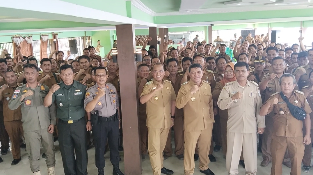 Foto : Foto Bersama Pj Bupati Tapanuli Tengah, Dr. Sugeng Riyanta, SH, MH, Didampingi Kapolsek Kolang, AKP M. Tahir Lubis, SH dan Danramil Kolang, Letda Infanteri Beringin Limbong foto bersama dengan para kepala desa se-Kabupaten Tapanuli Tengah