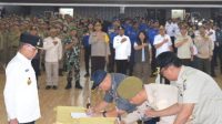 Foto : Kasatpol PP, Kadishub, dan Kepala BPBD Tapanuli Tengah menandatangani pernyataan sikap dukungan terhadap kepemimpinan Pj Bupati Sugeng Riyanta