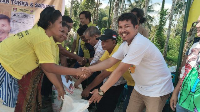 Foto : Janter Sinaga Caleg DPRD Dapil I Tapteng menyerahkan bantuan pupuk secara simbolis kepada masyarakat kecamatan Tukka.
