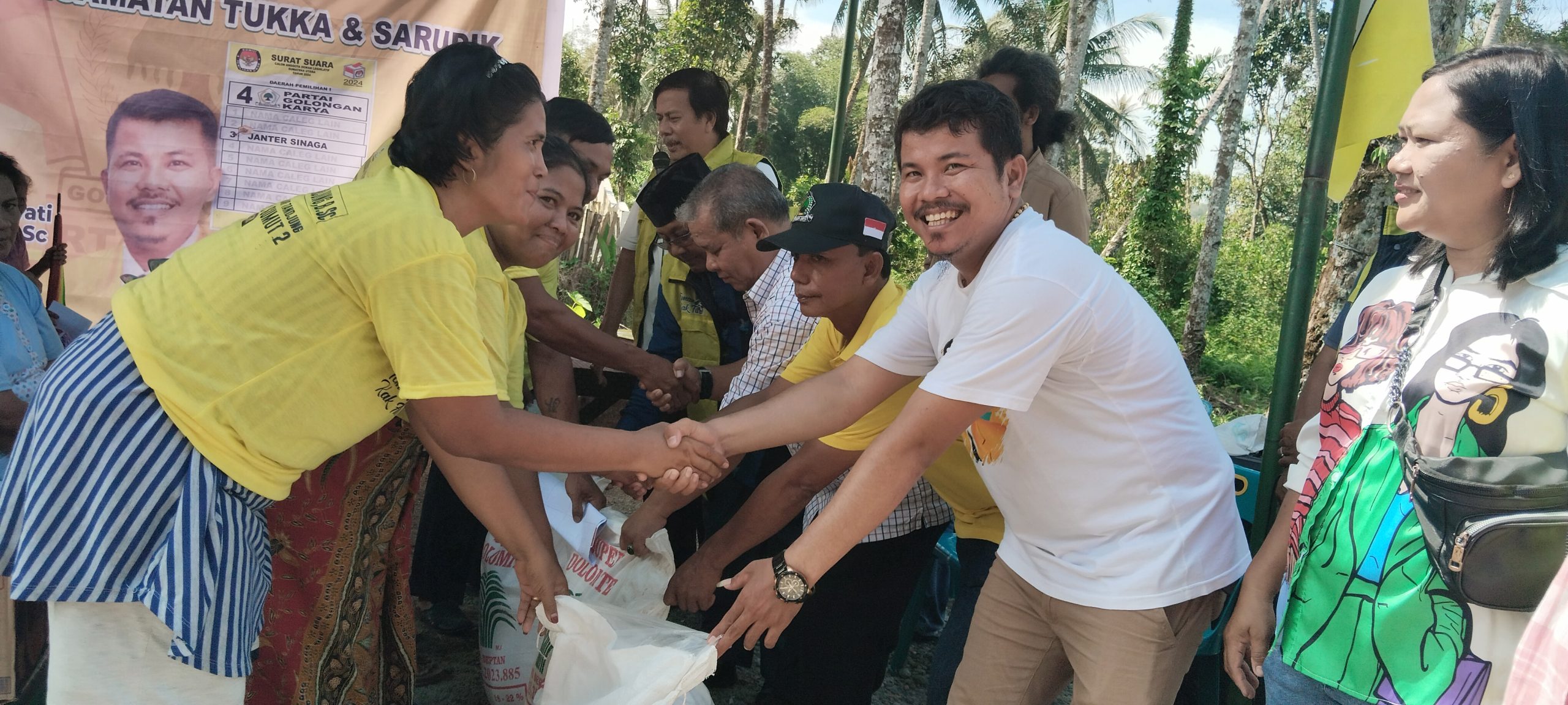 Foto : Janter Sinaga Caleg DPRD Dapil I Tapteng menyerahkan bantuan pupuk secara simbolis kepada masyarakat kecamatan Tukka.