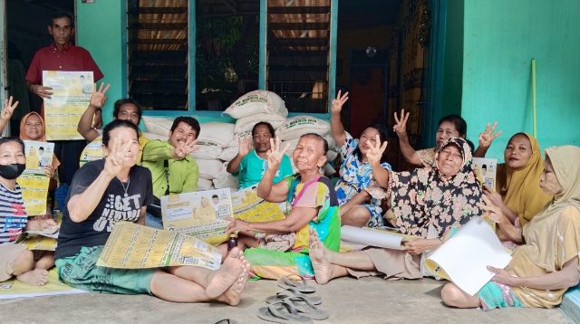 Foto : Janter Sinaga membagian Bantuan pupuk kepada masyarakat Kecamatan Sarudik, Kabupaten Tapanuli Tengah, Sumatra Utara pada Minggu (14/1/24). Foto : Jerry