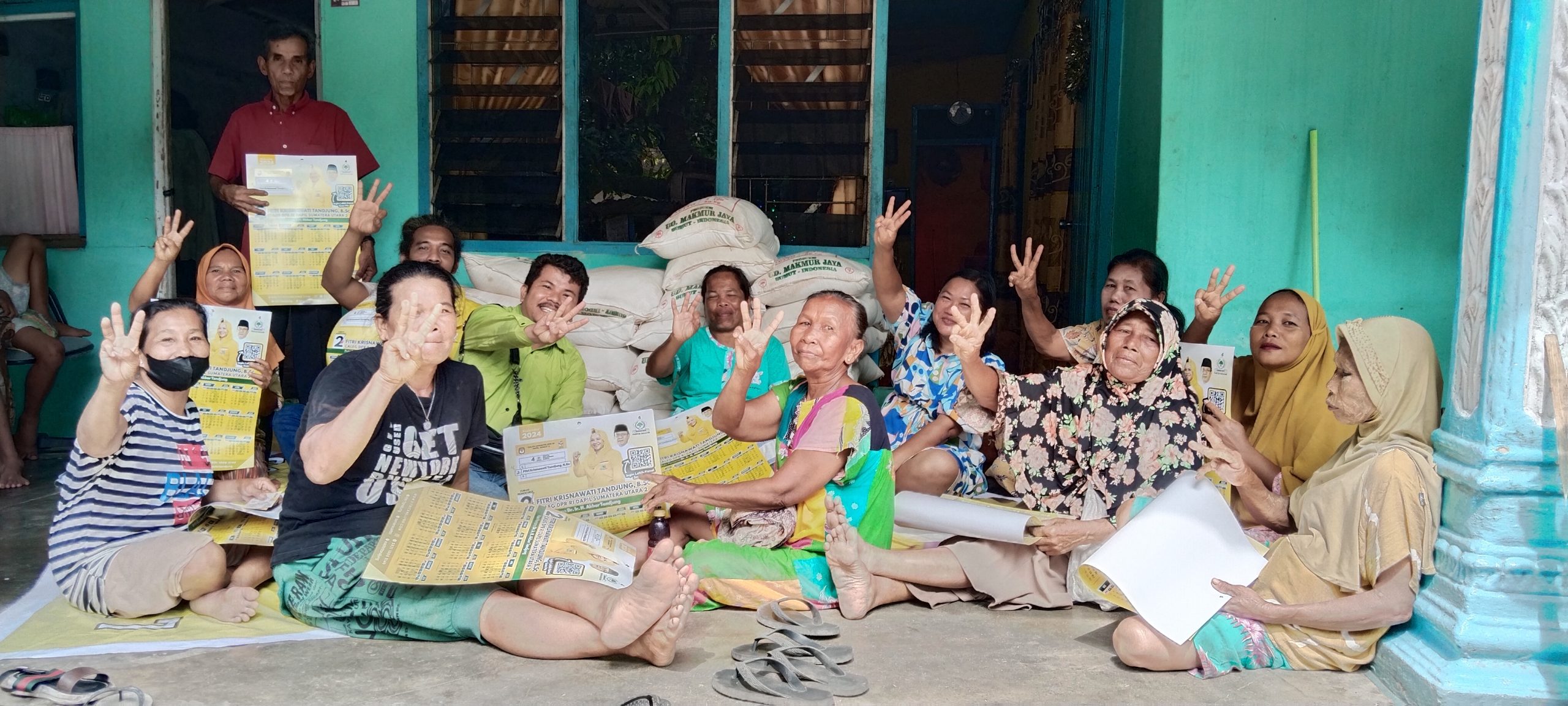 Foto : Janter Sinaga membagian Bantuan pupuk kepada masyarakat Kecamatan Sarudik, Kabupaten Tapanuli Tengah, Sumatra Utara pada Minggu (14/1/24). Foto : Jerry