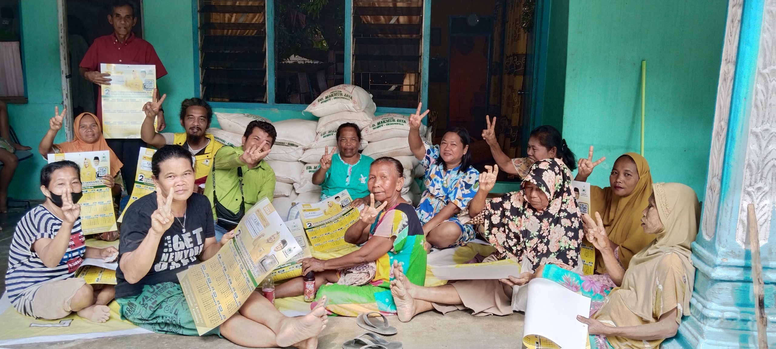 Foto : Tim Pemenangan Fitri Krisnawati Tandjung membagian Bantuan pupuk kepada masyarakat Kecamatan Sarudik, Kabupaten Tapanuli Tengah, Sumatra Utara pada Minggu (14/1/24). Foto : Jerry