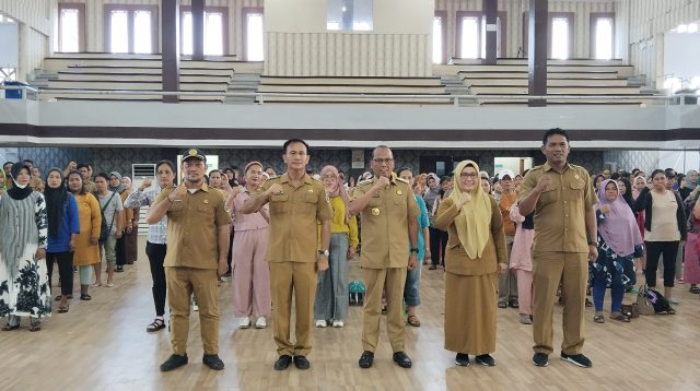 Foto : Pj Bupati Tapanuli Tengah, Dr. Sugeng Riyanta, Kepala Dinas Lingkungan Hidup foto bersama para petugas kebersihan dan para Tenaga Harian Lepas dinas Kebersihan kabupaten Tapanuli Tengah di gedung serba guna Pandan pada Selasa (16/1/24) foto : Jerry