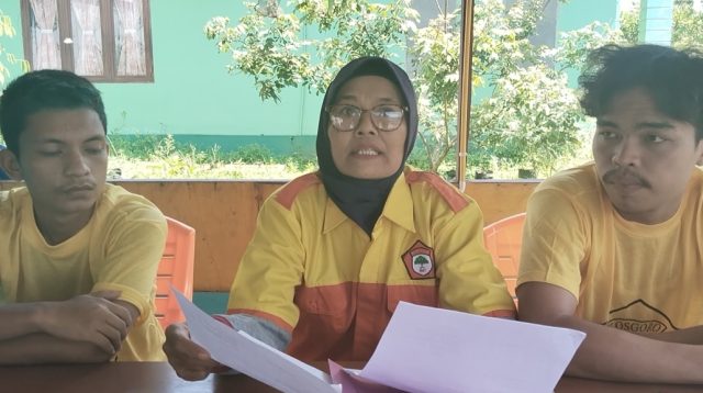 Foto : Sekretaris DPK Kosgoro 1957 Tapteng, Aprina Situmorang didampingi anggota saat melakukan konferensi pers terkait pemberhentian Mardani Tanjung sebagai pemgurus Organisasi Kosgoro 1957 Tapteng.