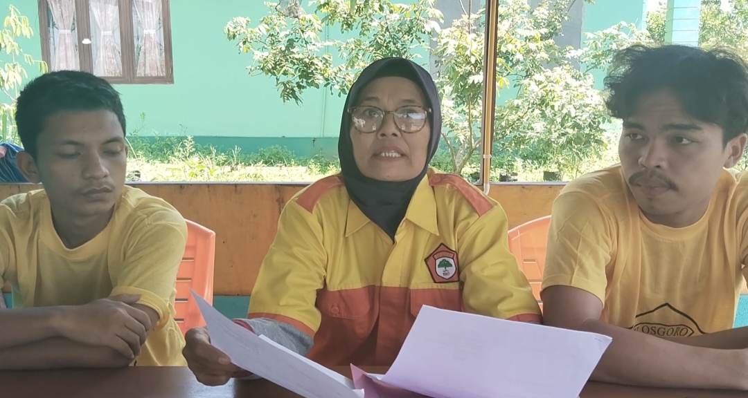 Foto : Sekretaris DPK Kosgoro 1957 Tapteng, Aprina Situmorang didampingi anggota saat melakukan konferensi pers terkait pemberhentian Mardani Tanjung sebagai pemgurus Organisasi Kosgoro 1957 Tapteng.
