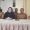 Foto : Camat Pandan, Gusni Army Pasaribu didampingi aliran Aek Sitio-tio, Risma wati Ginting dan para Staf dan pegawai Kantor Camat Pandan saat melakukan konfrensi Pers terkait pengangkatan Kepling Aek Sitio-tio yang diduga terlibat dalam kepengurusan sayap Partai.