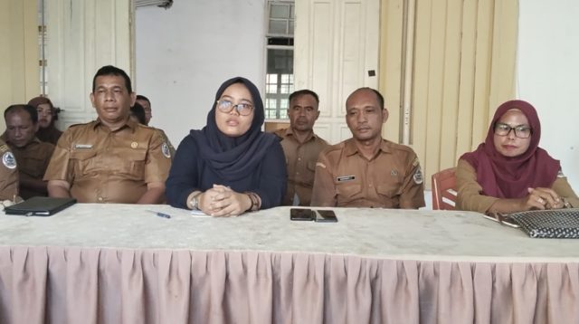 Foto : Camat Pandan, Gusni Army Pasaribu didampingi aliran Aek Sitio-tio, Risma wati Ginting dan para Staf dan pegawai Kantor Camat Pandan saat melakukan konfrensi Pers terkait pengangkatan Kepling Aek Sitio-tio yang diduga terlibat dalam kepengurusan sayap Partai.