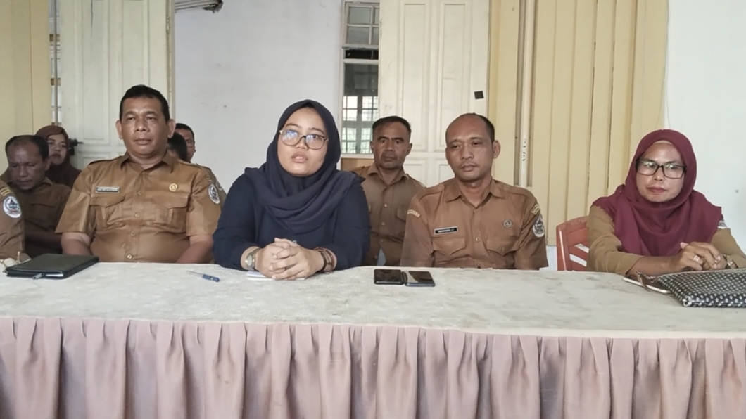 Foto : Camat Pandan, Gusni Army Pasaribu didampingi aliran Aek Sitio-tio, Risma wati Ginting dan para Staf dan pegawai Kantor Camat Pandan saat melakukan konfrensi Pers terkait pengangkatan Kepling Aek Sitio-tio yang diduga terlibat dalam kepengurusan sayap Partai.