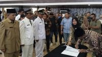 Foto : Pj Bupati Tapanuli Tengah, Dr. Sugeng Riyanta menandatangani surat pengambilan sumpah janji pelantikan pejabat administrator dan pengawasan di lingkungan Pemerintahan Kabupaten (Pemkab) Tapteng, pada Jumat (26/1/2024) di Gedung Olahraga Pandan.