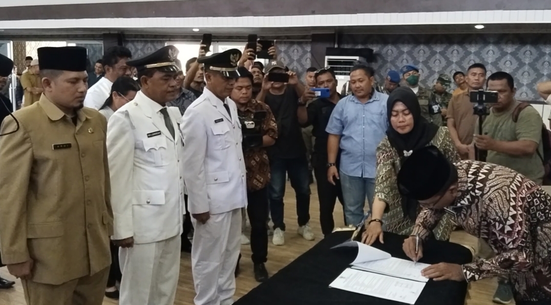 Foto : Pj Bupati Tapanuli Tengah, Dr. Sugeng Riyanta menandatangani surat pengambilan sumpah janji pelantikan pejabat administrator dan pengawasan di lingkungan Pemerintahan Kabupaten (Pemkab) Tapteng, pada Jumat (26/1/2024) di Gedung Olahraga Pandan.
