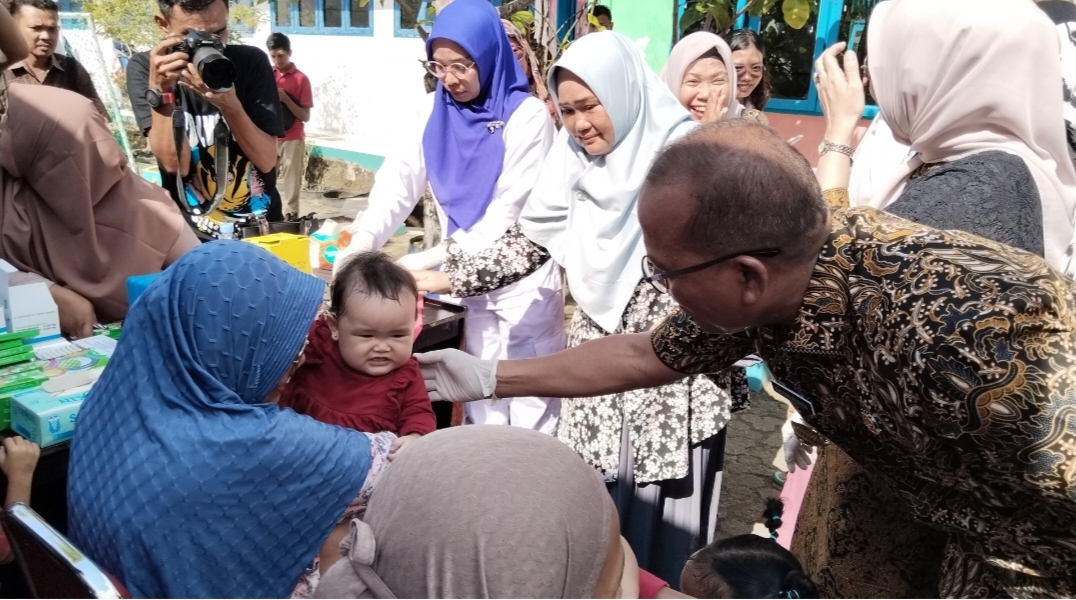 Foto : Pj Bupati Tapanuli Tengah, Dr. Sugeng Riyanta saat menyambangi salah satu anak penderita Polio