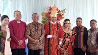 Foto : Pj Bupati Tapteng, Dr. Sugeng Riyanta foto bersama dengan ketua HIMNI Tapanuli Tengah dengan kedua mempelai pengantin.