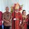 Foto : Pj Bupati Tapteng, Dr. Sugeng Riyanta foto bersama dengan ketua HIMNI Tapanuli Tengah dengan kedua mempelai pengantin.