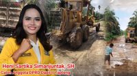 Foto : Heni Sartika Simanjuntak calon Anggota DPRD kabupaten Tapanuli Tengah Dapil II dan jalan masyarakat yang bertahun diabaikan pemerintah