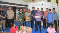 Foto : Pj Bupati Tapanuli Tengah, Dr. Sugeng Riyanta saat meninjau langsung persiapan Logistik pemilu serentak tahun 2024
