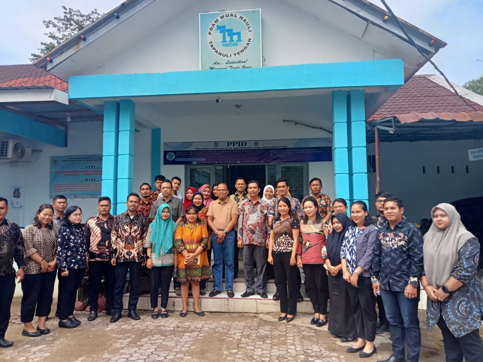 Foto : Pej Bupati Tapanuli Tengah, Dr. Sugeng Riyanta foto bersama dengan para pegawai Perumda Mual Nauli