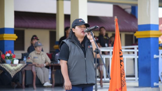 Foto : Ketua Bawaslu Kabupaten Tapanuli Tengah, Sinta Dewi Napitupulu saat memberikan pengarahan saat melaksanakan Apel siaga pengawasan masa tenang pemungutan, penghitungan dan rekapitulasi perolehan suara pemilu serentak tahun 2024 di Lapangan Bola kaki Pandan, Minggu (11/2/24).