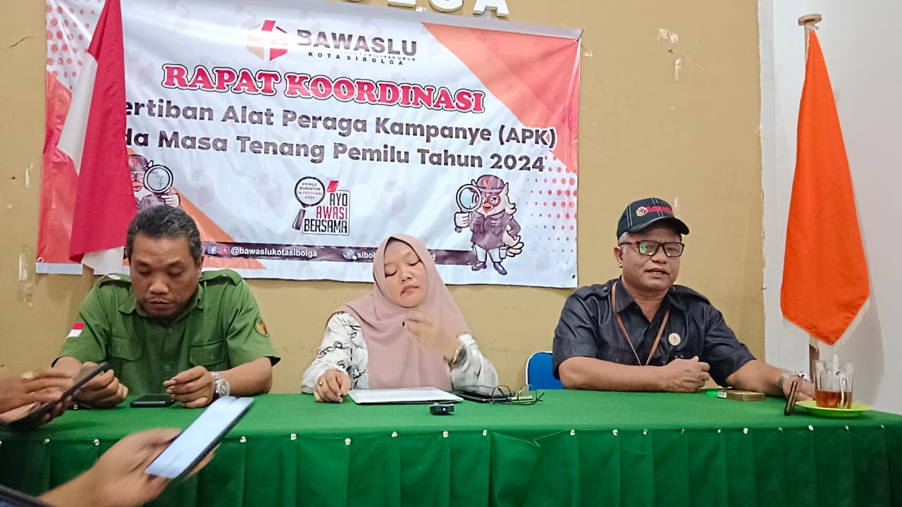 Foto : Ketua Bawaslu Sibolga Salmon Tambunan, Kordinator Divisi Humas, R.Visani Hutagalung saat menggelar Konfrensi Pers