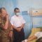 Foto : Pj Bupati Tapanuli Tengah, Dr. Sugeng Riyanta saat melihat langsung kondisi Edyanto di RSUD Pandan