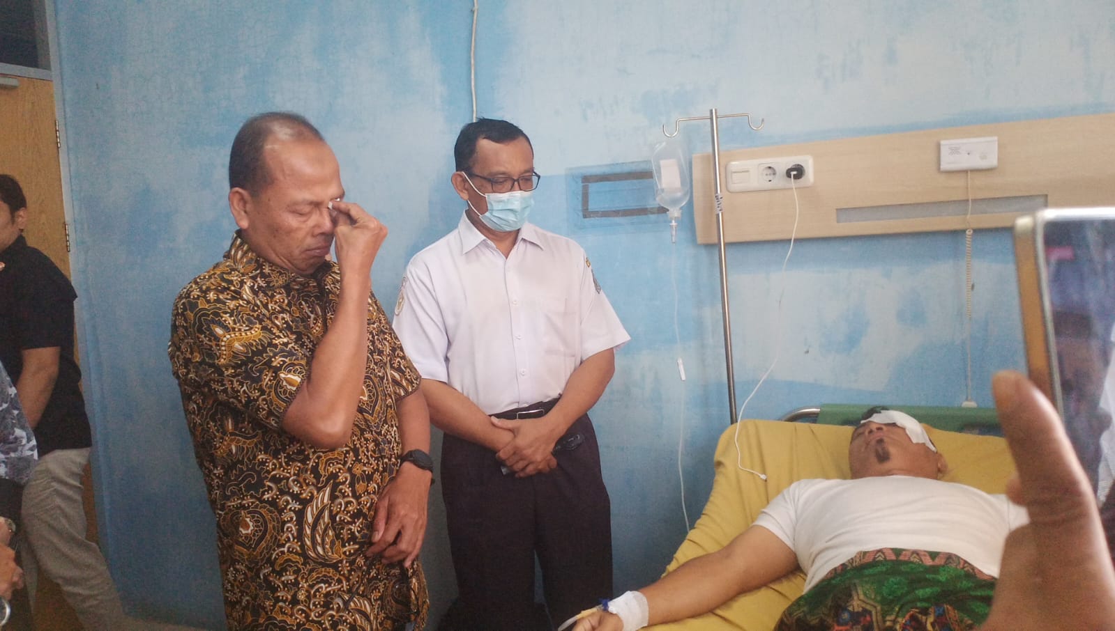 Foto : Pj Bupati Tapanuli Tengah, Dr. Sugeng Riyanta saat melihat langsung kondisi Edyanto di RSUD Pandan