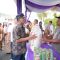 Foto : Pj Bupati Tapanuli Tengah, Dr. Sugeng Riyanta mengecek langsung pasar murah yang digelar di lapangan Gedung Olahraga Pandan