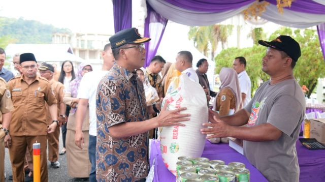 Foto : Pj Bupati Tapanuli Tengah, Dr. Sugeng Riyanta mengecek langsung pasar murah yang digelar di lapangan Gedung Olahraga Pandan