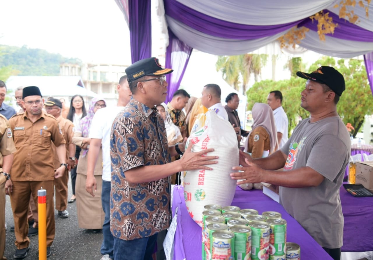 Foto : Pj Bupati Tapanuli Tengah, Dr. Sugeng Riyanta mengecek langsung pasar murah yang digelar di lapangan Gedung Olahraga Pandan