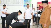 Foto : Pj Bupati Tapanuli Tengah, Dr. Sugeng Riyanta menandatangani Surat Pelantikan Dr. Erwin Hotmansyah Harahap sebagai Sekretaris Daerah Kabupaten Tapanuli Tengah.