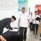 Foto : Pj Bupati Tapanuli Tengah, Dr. Sugeng Riyanta menandatangani Surat Pelantikan Dr. Erwin Hotmansyah Harahap sebagai Sekretaris Daerah Kabupaten Tapanuli Tengah.