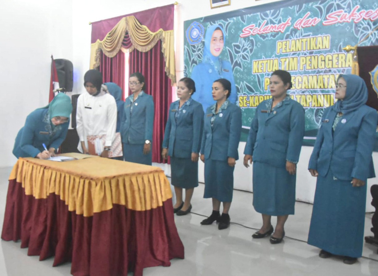 Foto : Ketua Tim Penggerak (TP) PKK Tapteng, Ny. Ade Sugeng Riyanta melantik 5 Ketua Tim Penggerak PKK Kecamatan, bertempat di Aula Kantor PKK Kabupaten Tapanuli Tengah, Rabu (28/02/2023).