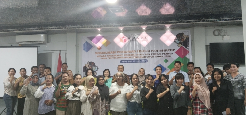 Foto : Bawaslu Kabupaten Tapanuli Tengah foto bersama dengan masyarakat dan petugas SKPP/P2P usai melaksanakan kegiatan Sosialisasi Pengawasan Pemilu Partisipatif masyarakat di Hasian Hotel Pandan.