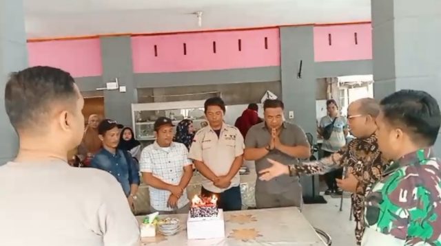 Foto : Pj Bupati Tapanuli Tengah, Dr Sugeng Riyanta disamping Kapolres Tapteng dan Dandim 0211/TT memberikan kue ulang tahun Hari Pers Nasional kepada wartawan.