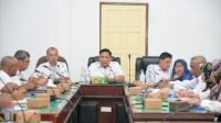 Foto : Pj. Sekretaris Daerah Kabupaten (Sekdakab) Tapteng Dr. Erwin Hotmansah Harahap, S.STP, MM saat memimpin Rapat Koordinasi di Ruang Rapat Cendrawasih Kantor Bupati Tapanuli Tengah. Pada Rabu (6/3/2024).
