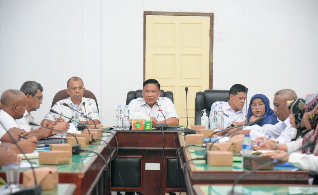 Foto : Pj. Sekretaris Daerah Kabupaten (Sekdakab) Tapteng Dr. Erwin Hotmansah Harahap, S.STP, MM saat memimpin Rapat Koordinasi di Ruang Rapat Cendrawasih Kantor Bupati Tapanuli Tengah. Pada Rabu (6/3/2024).