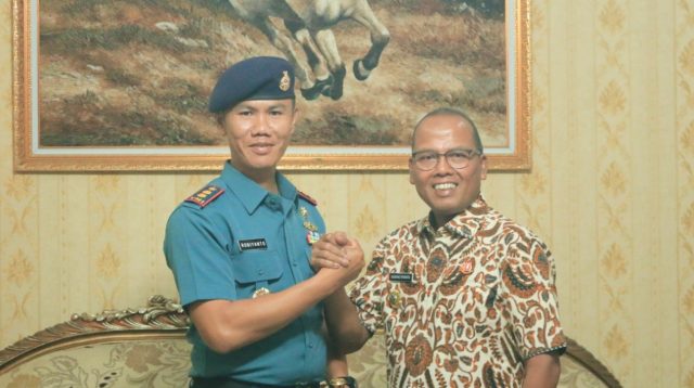 Foto : Pj Bupati Tapanuli Tengah, Dr. Sugeng Riyanta salam Komando dengan Danlanal Sibolga, Letkol Laut (P) Robiyanto
