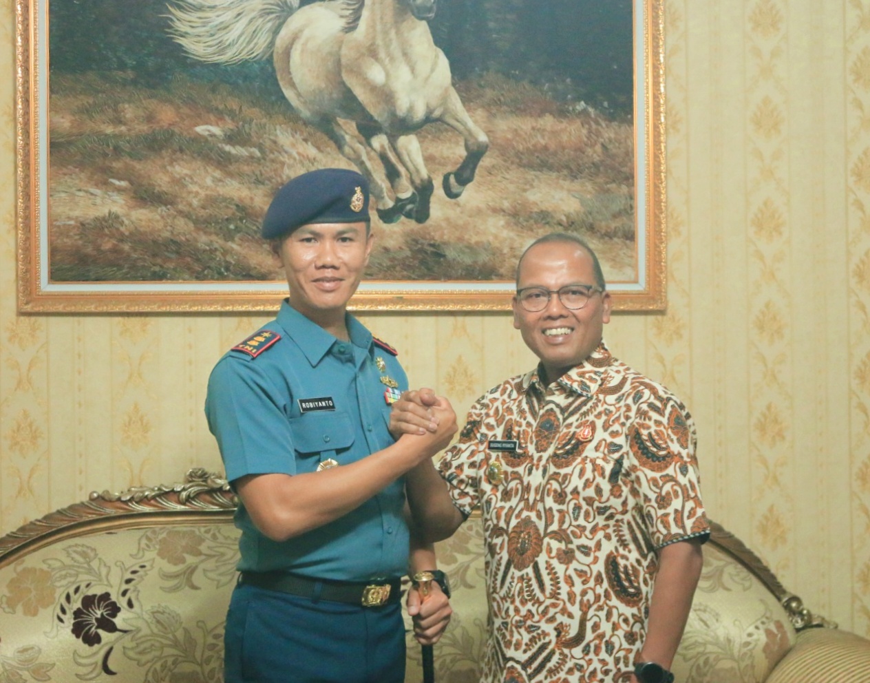 Foto : Pj Bupati Tapanuli Tengah, Dr. Sugeng Riyanta salam Komando dengan Danlanal Sibolga, Letkol Laut (P) Robiyanto