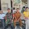 Foto: Babinsa Koramil 03/Pandan, Sertu A. H. Manalu saat komsos dengan Lurah Pondok Batu